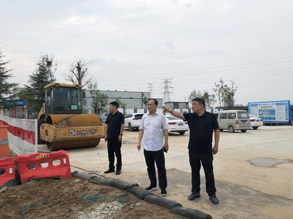 鄭州市建設(shè)投資集團(tuán)有限公司黨委委員、副總經(jīng)理張巖到侯寨新鎮(zhèn)區(qū)安置區(qū)調(diào)研項(xiàng)目建設(shè)工作